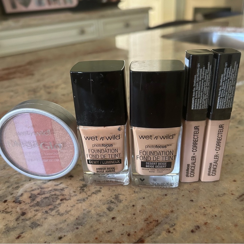 WET'N WILD Bundle: 2x Foundation, 2x Concealer, 1 Mega Glow Facial Powder